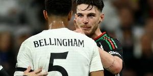 开云体育-大英中场PK！邮报：贝林开场对抗输给赖斯很沮丧 两人之后又纠缠