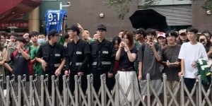 开云体育官网-这人气！国安队的出发酒店门口 ，近百名球迷等待球队前往工体