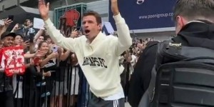 开云体育-巨星驾临！穆勒抵达温哥华白浪主场，受到球迷的热烈欢迎