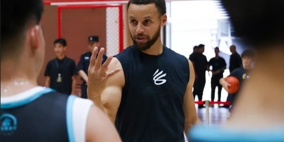 开云体育-库里社媒晒出一大波中国行图片&amp;amp;视频：这里的能量不可思议