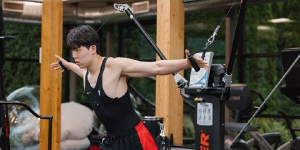 杨瀚森社媒更新休赛期训练动态：健身房苦练进行中🏋🏻