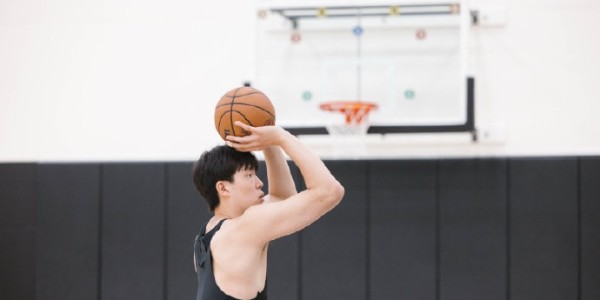 杨瀚森社媒更新休赛期训练动态：健身房苦练进行中🏋🏻